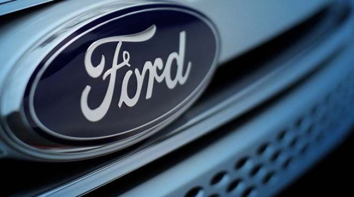 Ford-ların hərəkət halında qapıları açılır - GERİÇAĞIRMA