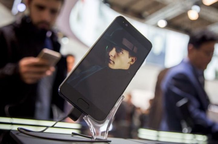 "Huawei" telefon satışında "Apple"a yaxınlaşdı