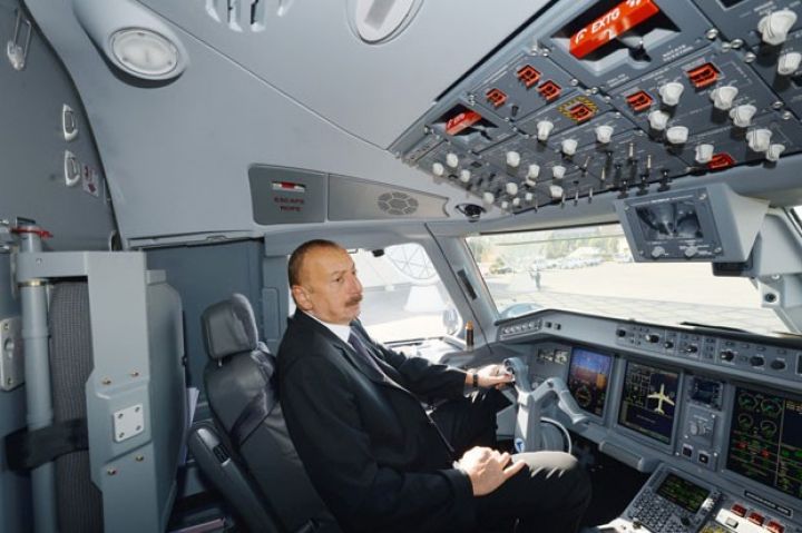 Prezident "Buta Airways”in Bakıya gətirilən ilk təyyarəsilə tanış oldu