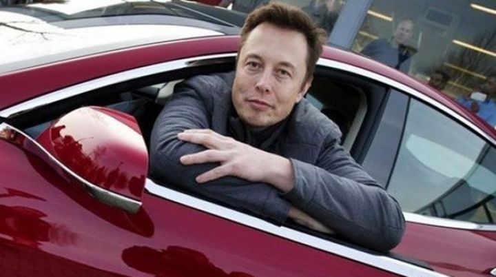 Elon Musk Tesla-nı Marsa göndərir