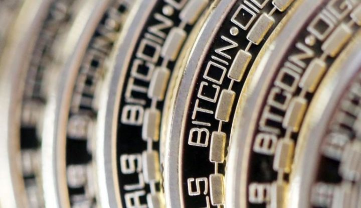 Fond birjası əməliyyatlara başladı, "Bitcoin" 18 min dolları keçdi