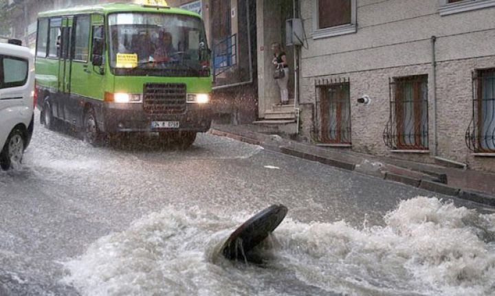 Güclü yağış İstanbulda həyatı iflic edib