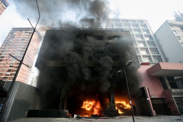 Etirazçılar Ali Məhkəmənin binasını yandırıblar