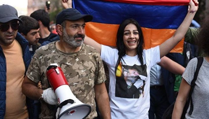 Ermənistan müxalifətinin lideri baş nazir postunu tutmağa hazır olduğunu bildirib