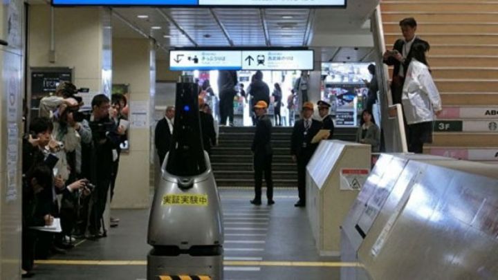 Yaponiyada dəmir yolu stansiyasında robot-nəzarətçi sınaqdan keçirilib