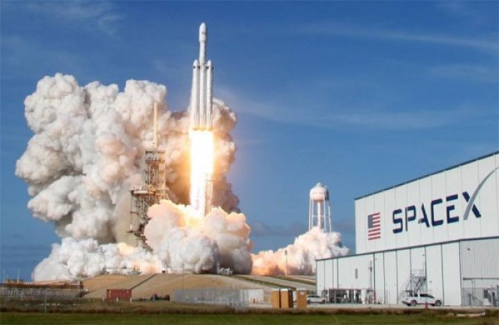 Dünyanın ən güclü raketi "Falcon Heavy"ni kosmosa göndərdi