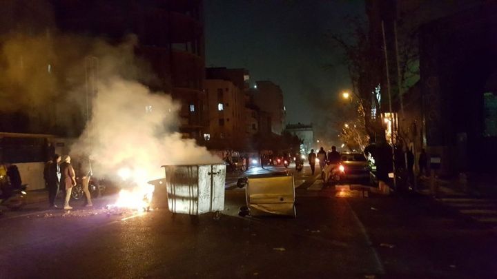 İranda rejim tərəfdarları da küçəyə çıxdı - TOQQUŞMA EHTİMALI 
