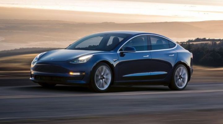 Tesla "Model 3" təhvilində hədəfdən geri qalıb
