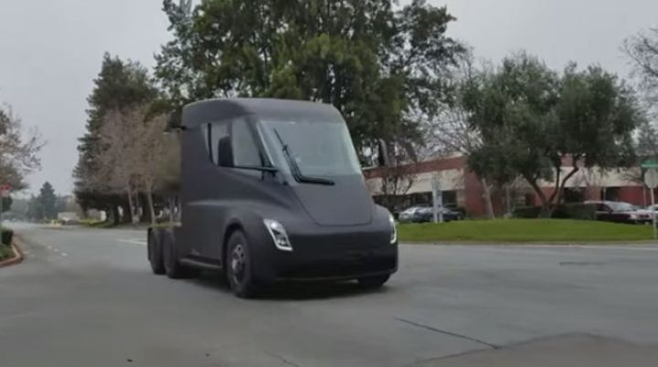 Tesla-nın elektrikli yük avtomobili yolda görünüb