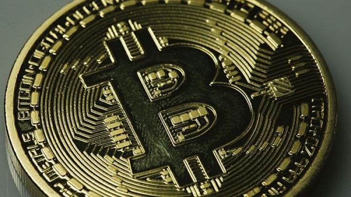 Bitcoin-in qiyməti yenidən 10 min dollardan aşağı düşüb