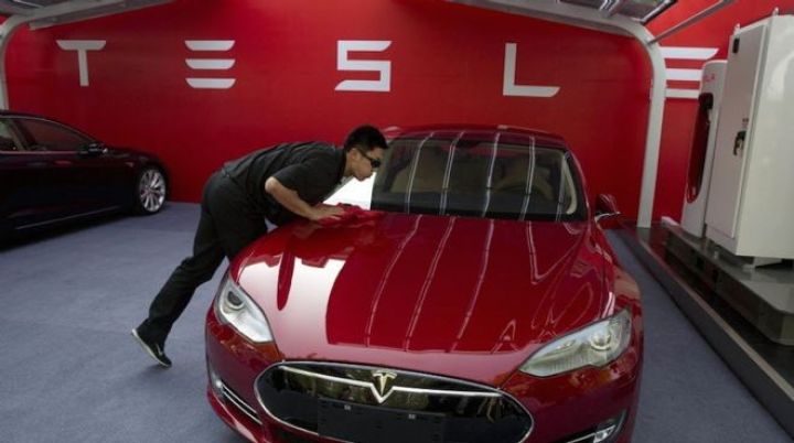 Tesla 123 min avtomobilini geri çağırır