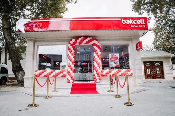 “Bakcell”in yeni rəsmi diler mağazası açılıb