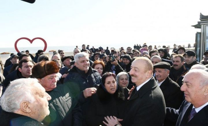 Prezident Sumqayıtın bulvarında şəhərin sakinləri ilə görüşüb