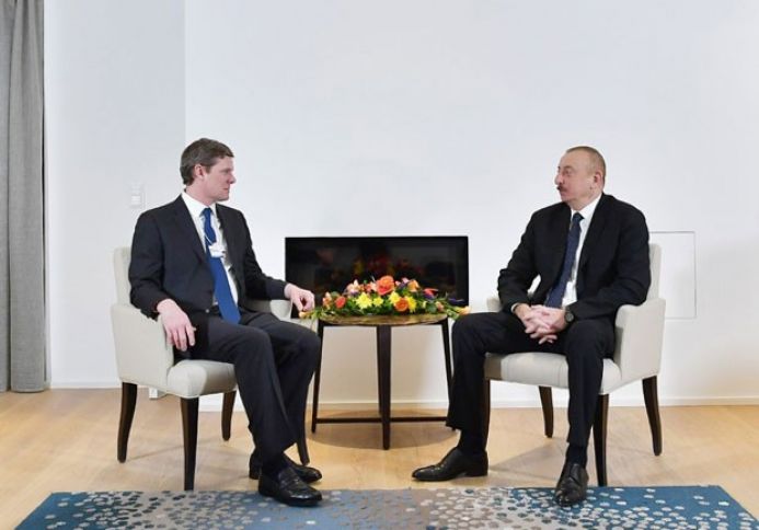 İlham Əliyev Davosda “Visa” şirkətinin prezidenti ilə görüşüb