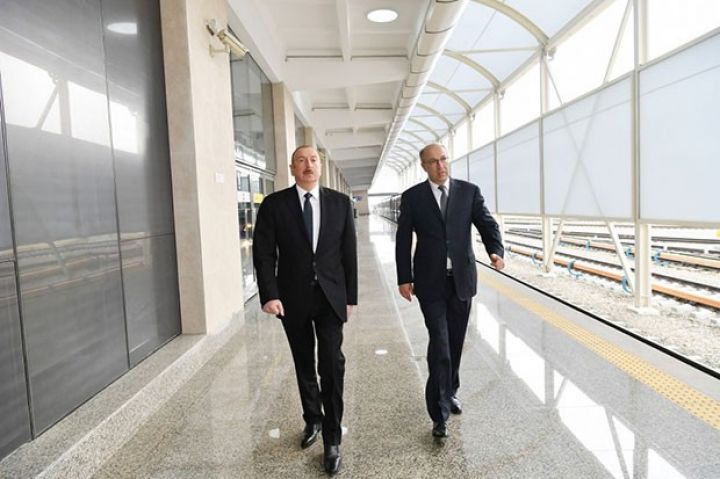 İlham Əliyev yenidən qurulan metro stansiyası ilə tanış olub