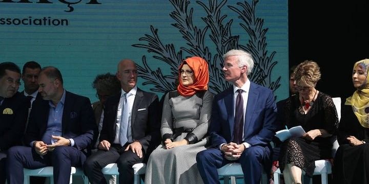 Cef Bezos, Qaşıqçının anım mərasimi üçün Türkiyədə