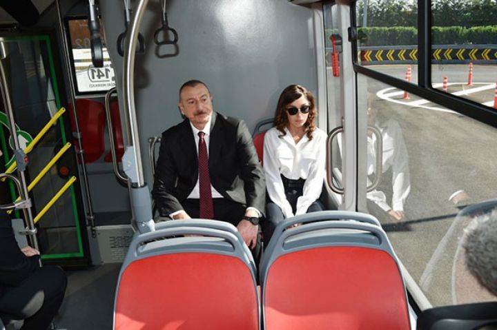 Prezident və birinci xanım BMC avtobusuna baxıblar 