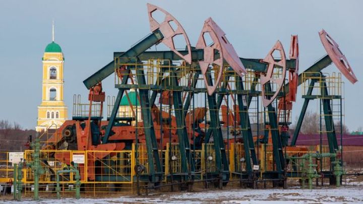 Rusiya neft şirkətlərinə hasilatı azaltmaq tapşırığı verdi
