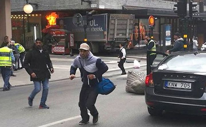 İsveçdə teror aktı - yük maşını  piyadaların üstünə sürülüb