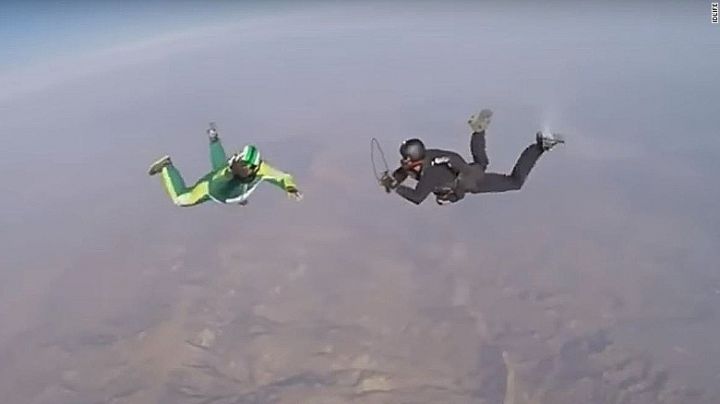 7 min 620 metr hündürlükdən paraşütsüz tullandı - VİDEO
