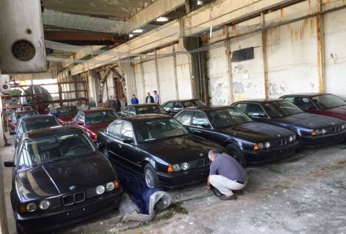 Bolqarıstanda yeni BMW avtomobillərinin atıldığı anbar tapılıb