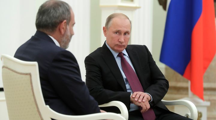 Putin və Paşinyan üçtərəfli razılaşmaların həyata keçirilməsini müzakirə edib