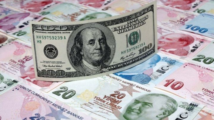 Türk Lirəsi Dollar qarşısında dəyərdən düşməkdə davam edir