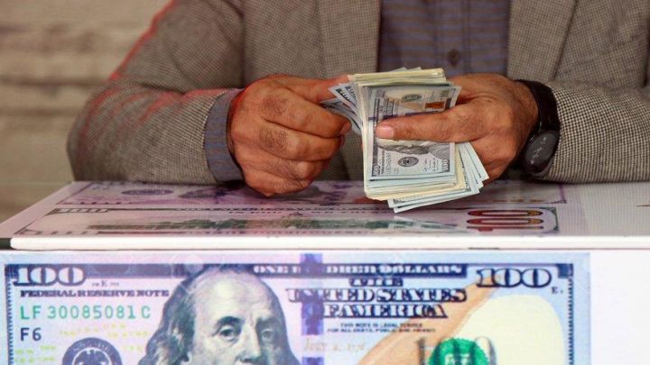 Azərbaycan əhalisinin banklara satdığı nağd dollar artıb