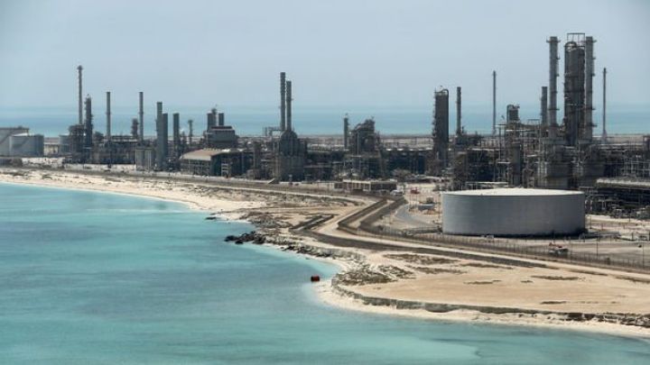Dünyanın ən böyük neft terminalına hücum - QİYMƏT 70 DOLLARI KEÇDİ