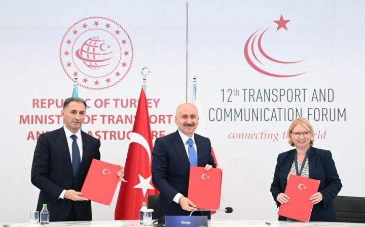 Bakı-Tbilisi-Qars dəmir yolu xəttinin inkişafına dair protokol imzalanıb