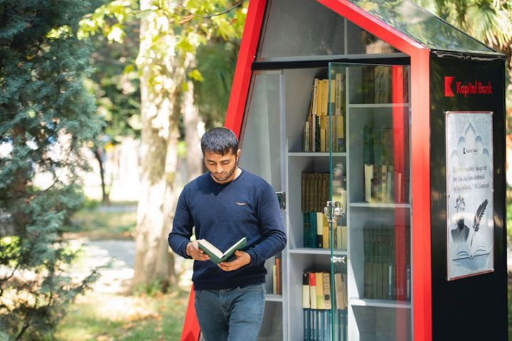 Azərbaycanın iri bankı parkda “Açıq kitabxana”lar quraşdırdı