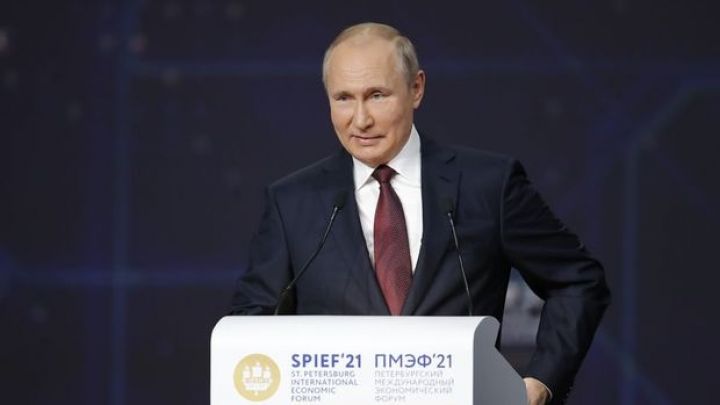 Putin: Dollar bir döyüş vasitəsi olaraq istifadə edilir