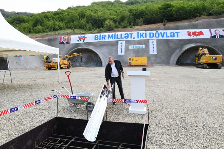 Prezident Əhmədbəyli-Füzuli-Şuşa yolunda tunelin təməlini qoydu