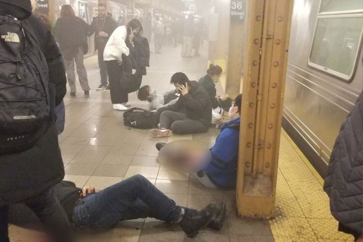 Naməlum şəxs Nyu-York metrosunda atəş açıb, 13 nəfər yaralanıb