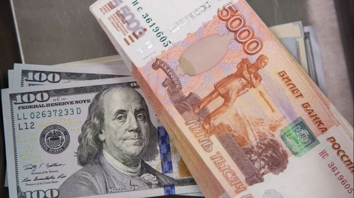Dollar 2018-ci ilin aprelindən bəri ilk dəfə 58 rubldan aşağı düşdü