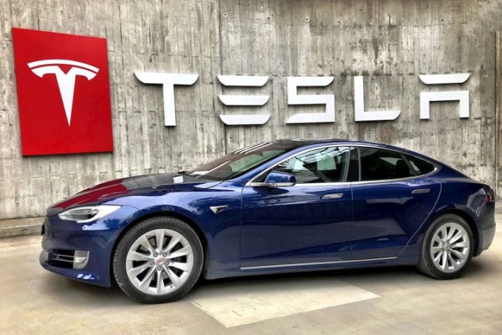 Tesla ABŞ-da 120 minə yaxın avtomobili geri çağırır