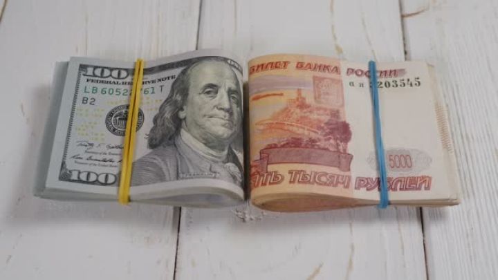 Moskva birjasında hərracların açılışında dolların məzənnəsi yüksəlib