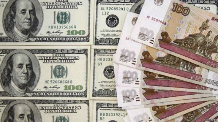 Moskva birjasında hərracların açılışında dolların məzənnəsi  düşüb