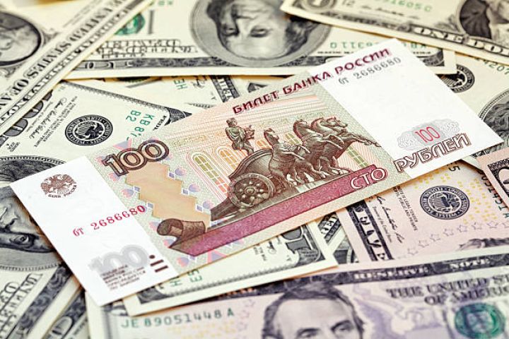 Moskva birjasında hərracların açılışında dollar cüzi bahalaşıb