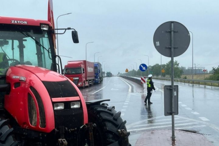 Polşalı fermerlər Ukrayna ilə sərhəddəki yola mismar səpələyiblər