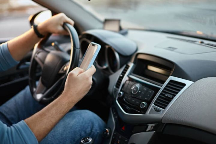 Sükan arxasında telefon işlədən sürücülər kameralarla cərimələnəcəklər
