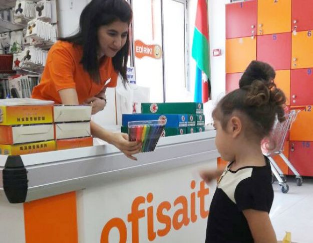 “Ofisait” mağazalar şəbəkəsi və “Oyal” markası uşaqları sevindirdi