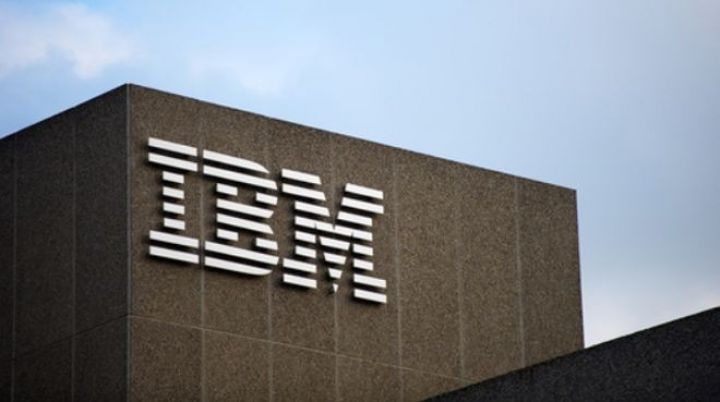 IBM-in  xalis mənfəəti və gəliri azalıb