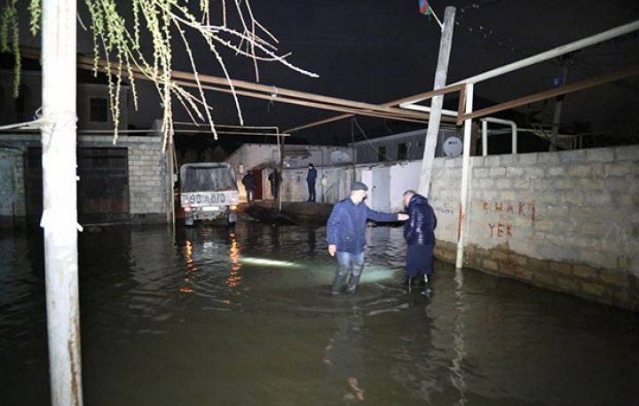 Bakıda boru partladı, 30-a yaxın ev su altında qaldı