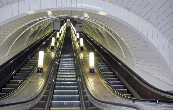 Metronun daha bir stansiyası təmirə bağlanır