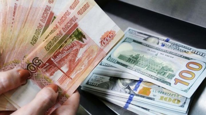 Rusiyada dollar son 9 ayda ilk dəfə 55 rubla qədər ucuzlaşıb