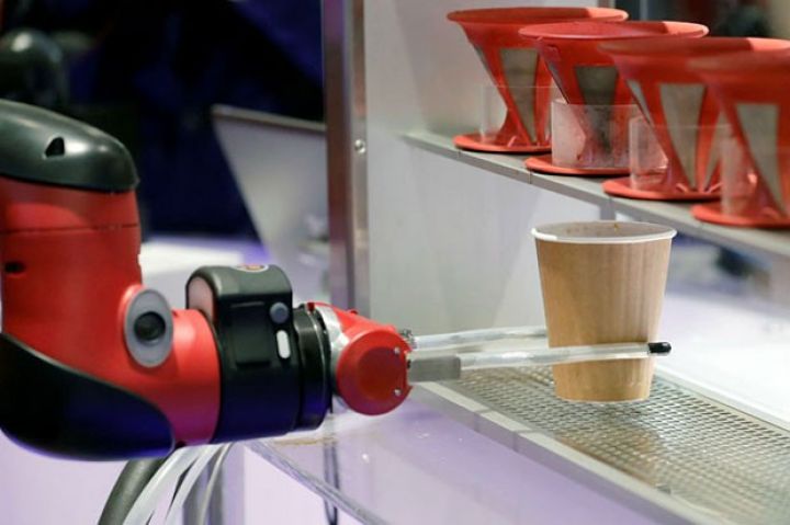 İnsanabənzər robotların çalışdığı kafe açılıb - VİDEO