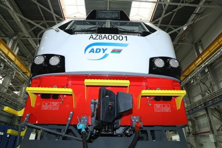 Azərbaycan üçün istehsal edilmiş lokomotiv təqdim edildi