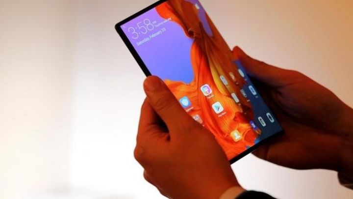 Huawei, qatlanan ağıllı telefonunu təqdim edib