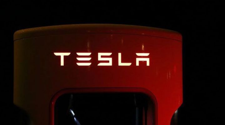 Tesla sürücüsüz avtomobillər məsələsində müştərilərinə xəbərdarlıq edib